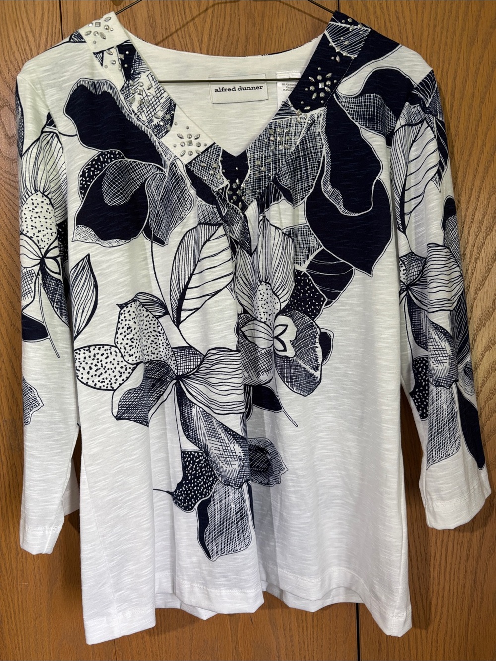 Alfred Dunner White Top with Navy Floral V-Neck women’s small 3/4 inch sleeves